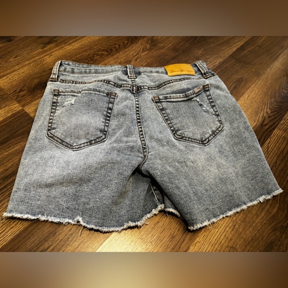 Seven7 Light Blue Denim Jeans frayed size 4 vacation casual weekend short - Picture 4 of 9
